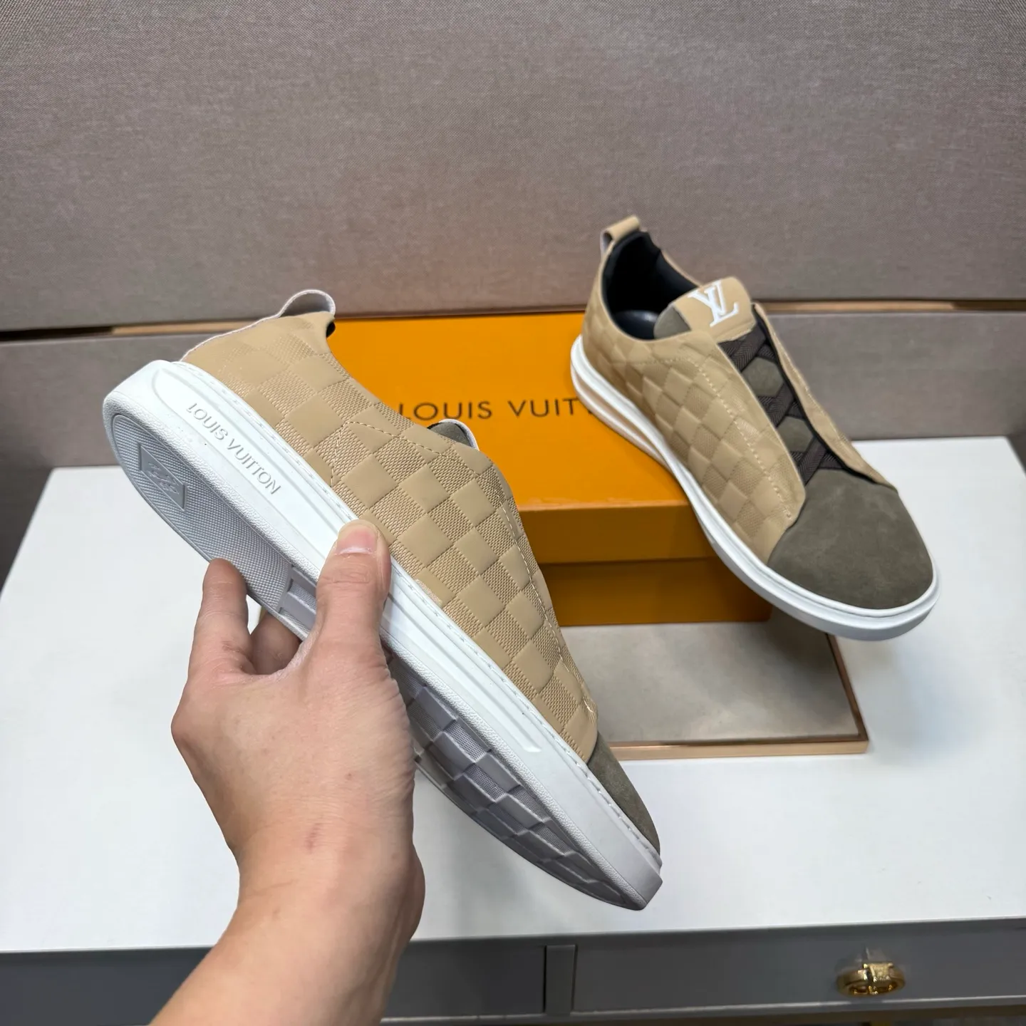 ⬛️Men's shoes 💰p442【LV～】Men's casual shoes 2025z cabinet sales simultaneously 🔶Size: 38-44#️⃣ 🔷2 colors🔜The upper is made of multi-material splicing➕Genuine leather lining, comfortable and breathable, sole: original comfortable and wear-resistant outsole, ⚠️Real shot📱Photographed🎬The real thing is better📢📢📢